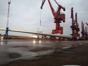 我公司出口装船中国最长风力发 电的风叶102米